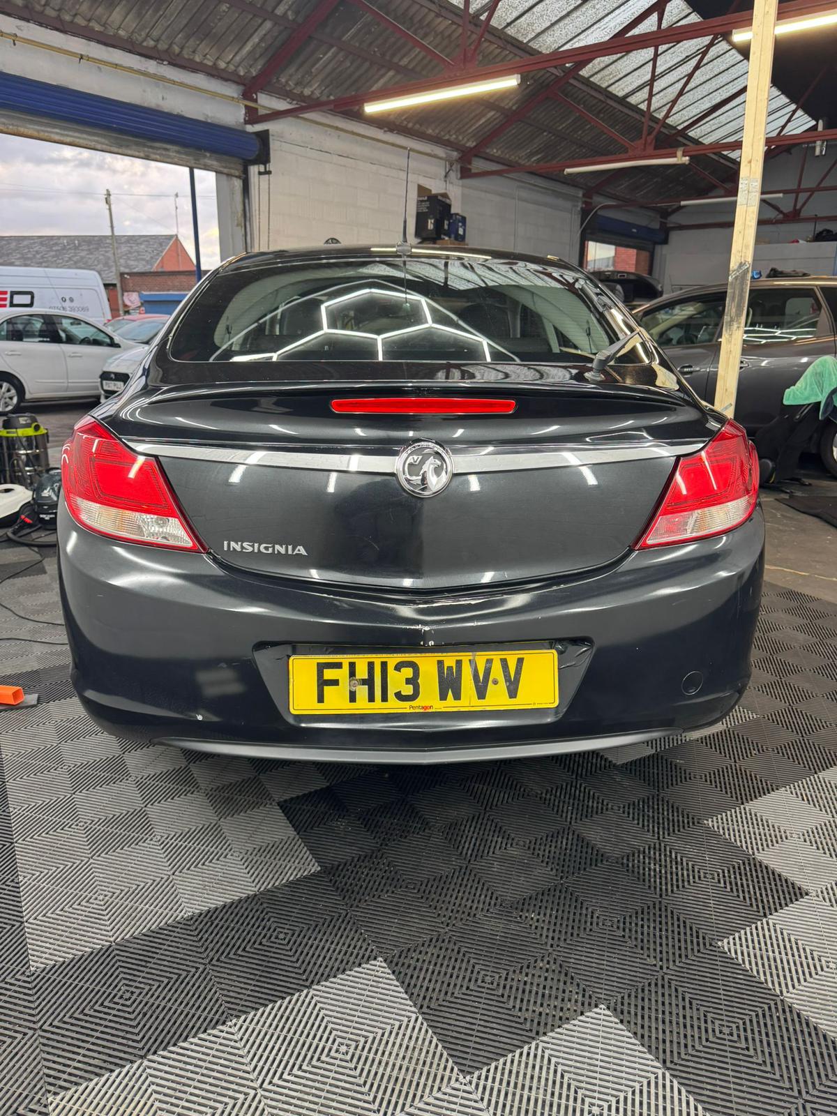 
								Vauxhall Insignia 1.8i 16V Exclusiv 5dr full									