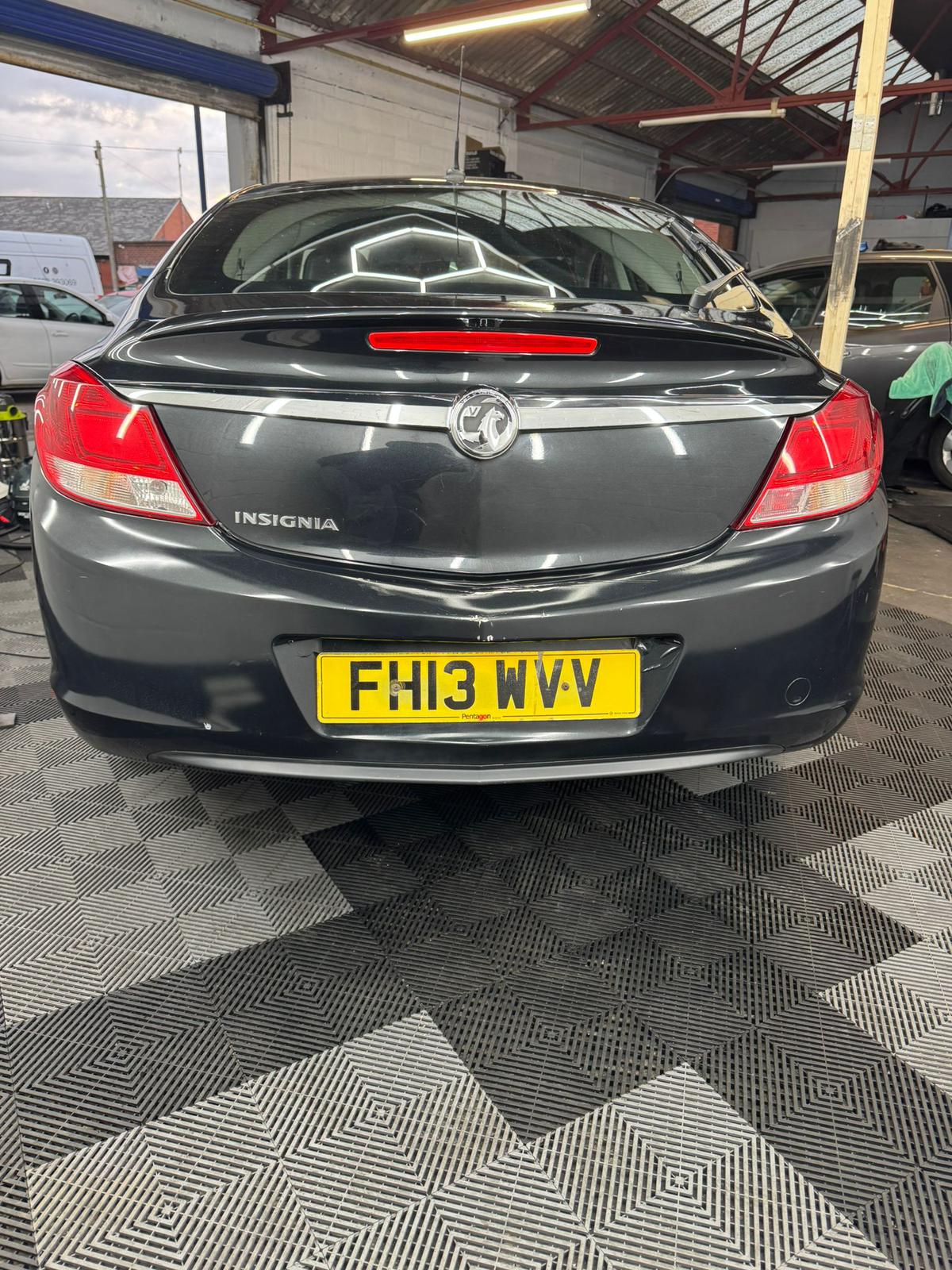 
								Vauxhall Insignia 1.8i 16V Exclusiv 5dr full									