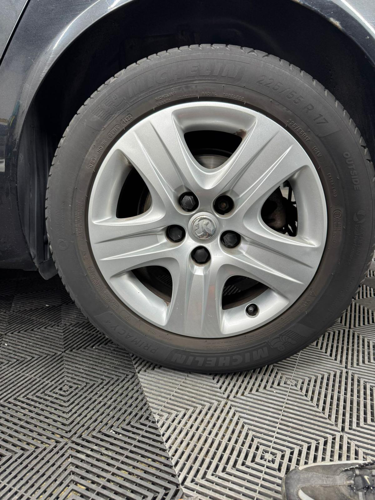 
								Vauxhall Insignia 1.8i 16V Exclusiv 5dr full									