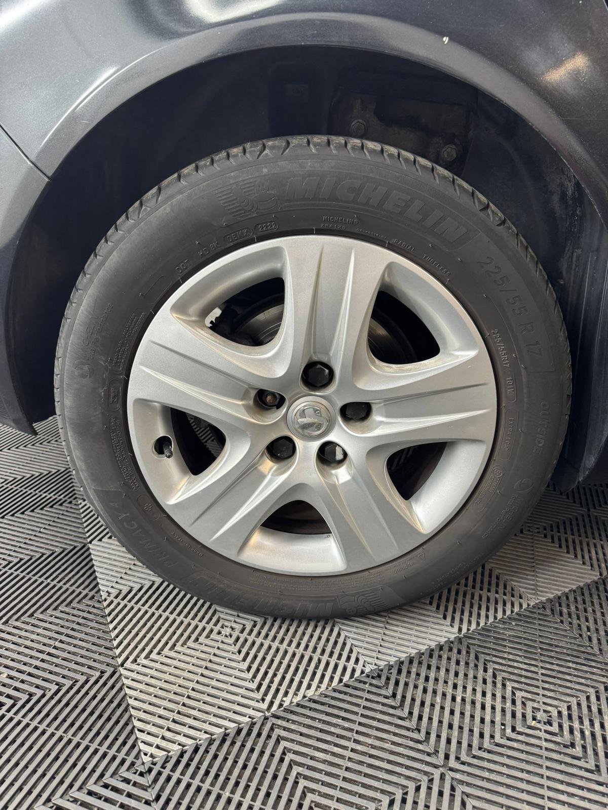 
								Vauxhall Insignia 1.8i 16V Exclusiv 5dr full									