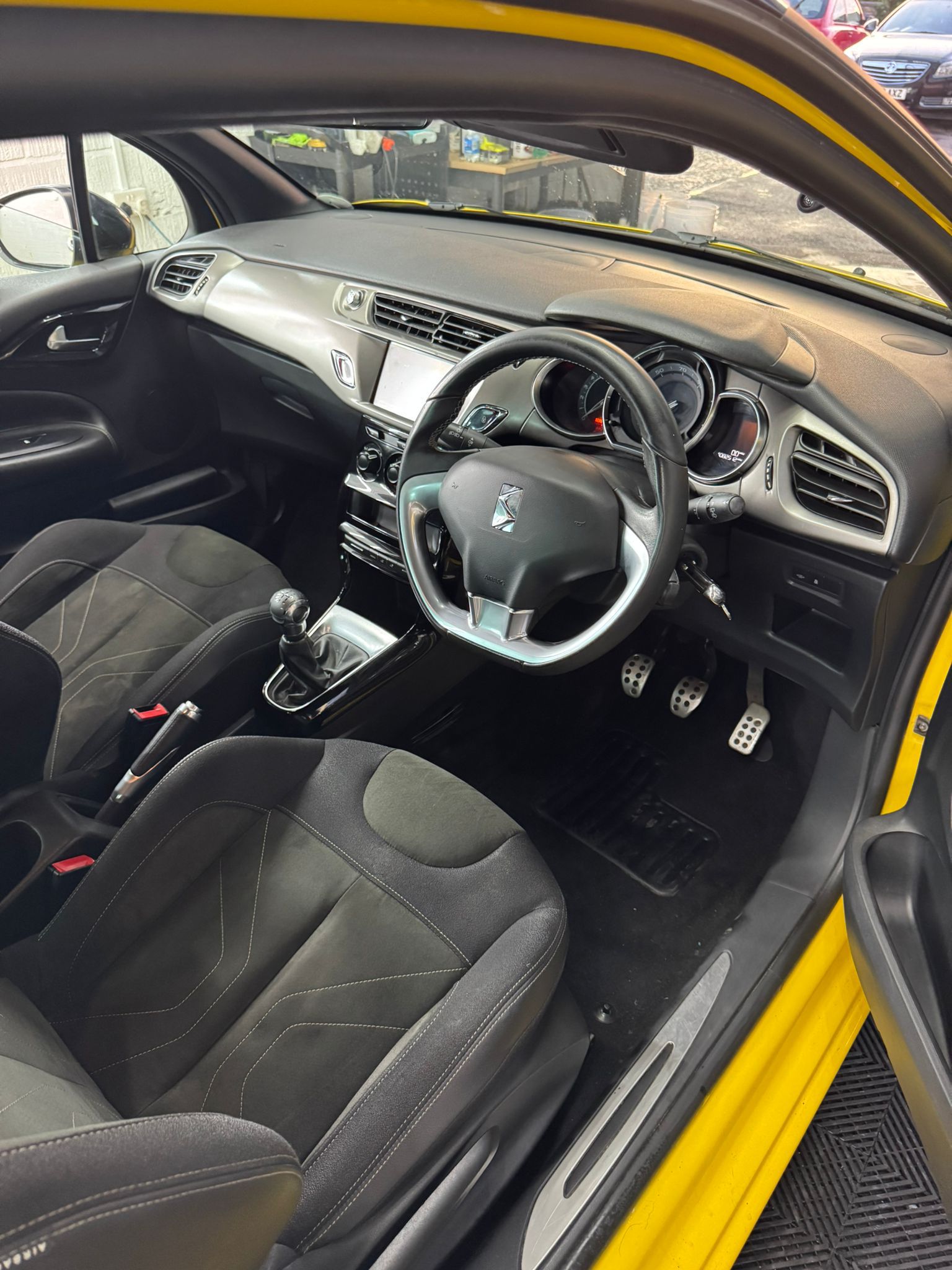 
								DS 3 1.2 PureTech 82 Chic 3dr full									