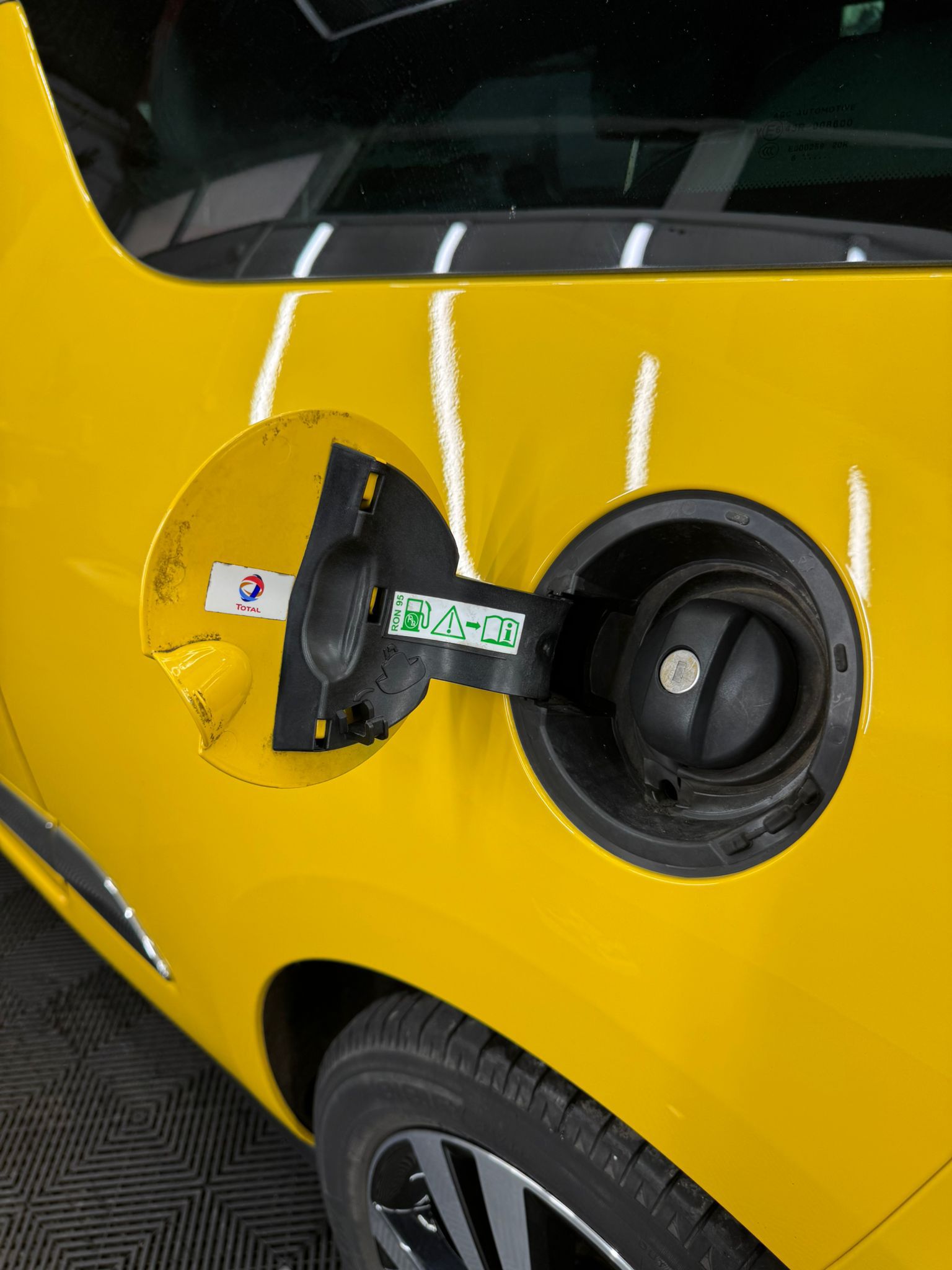 
								DS 3 1.2 PureTech 82 Chic 3dr full									